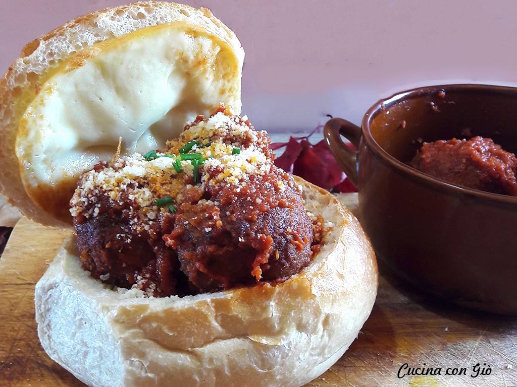 Panino con polpette al sugo e provola