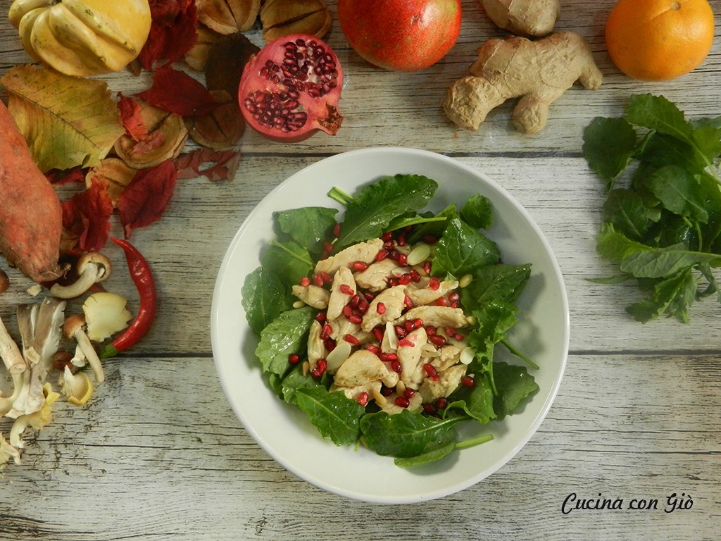 Petto di pollo con kale e melagrana