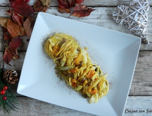 Spaghetti con baccalà, olive, pomodorino giallo e polvere di capperi