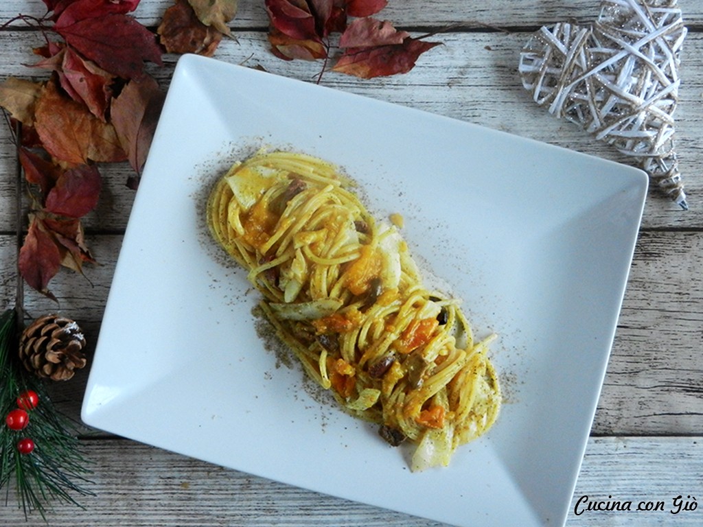 Spaghetti con baccalà, olive, pomodorino giallo e polvere di capperi