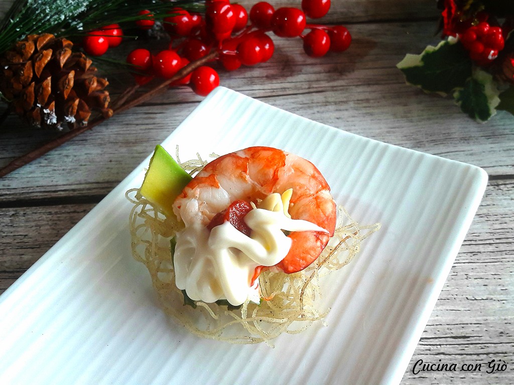 Gamberoni su nuvole di spaghetti fritti