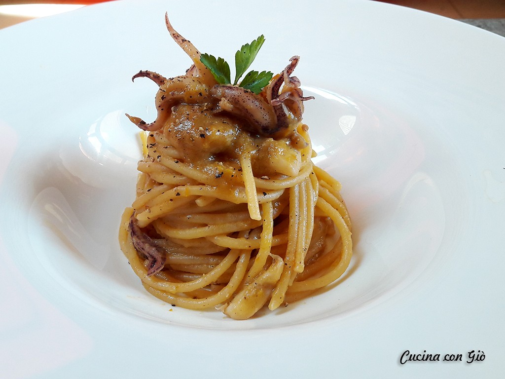 Spaghettone Bobò con ciuffi di calamari