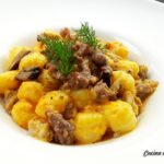 Jacket potato con stinco di maiale e sfere di mela e zenzero