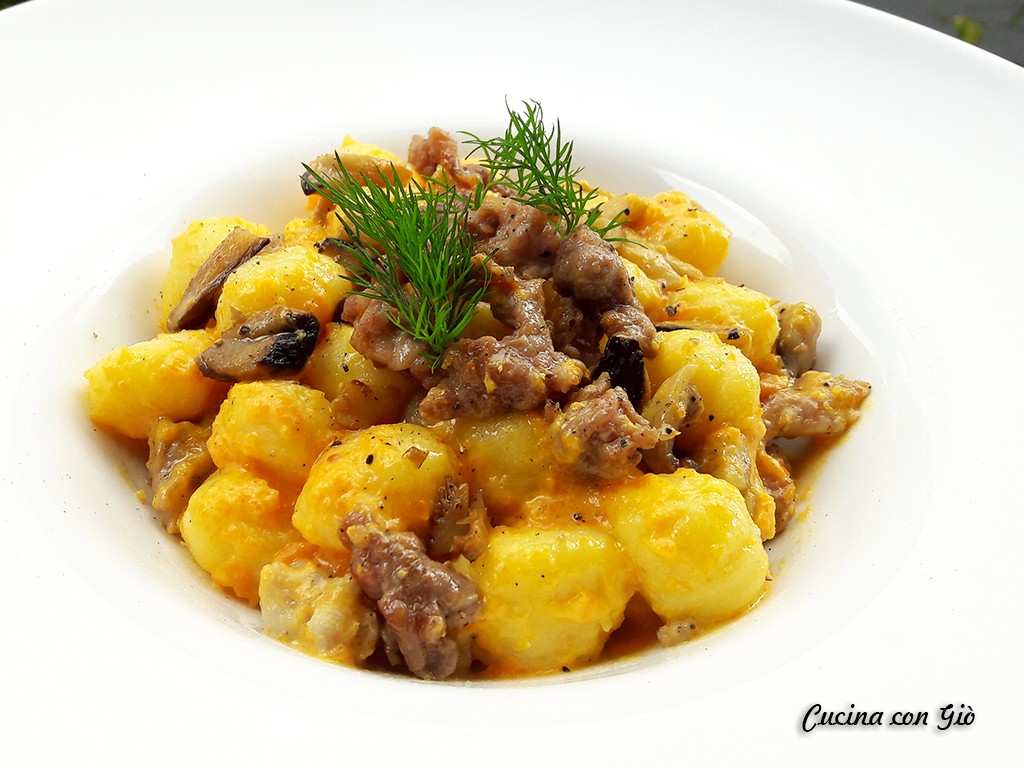 Gnocchi con crema di zucca, salsiccia e cardoncelli