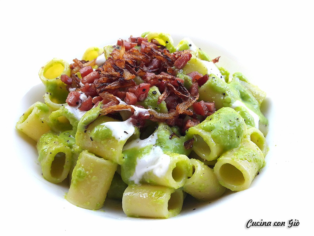 Pasta crema di piselli e speck