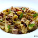 Pasta crema di piselli e speck, con yogurt e cipolla croccante