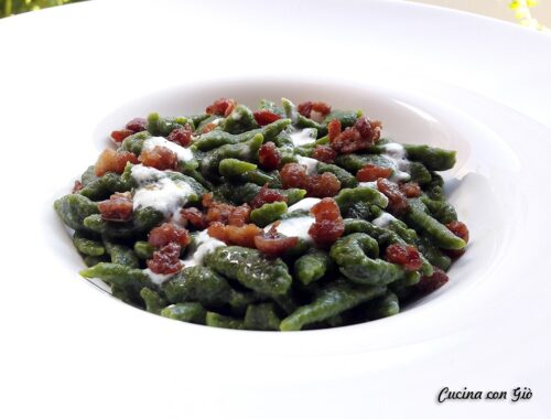 Spatzle agli spinaci con crema di burrata e salsiccia