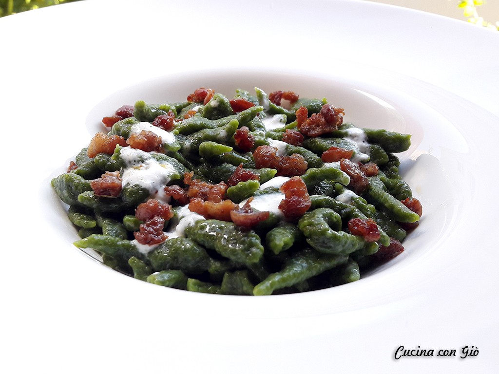 Spatzle agli spinaci con crema di burrata e salsiccia