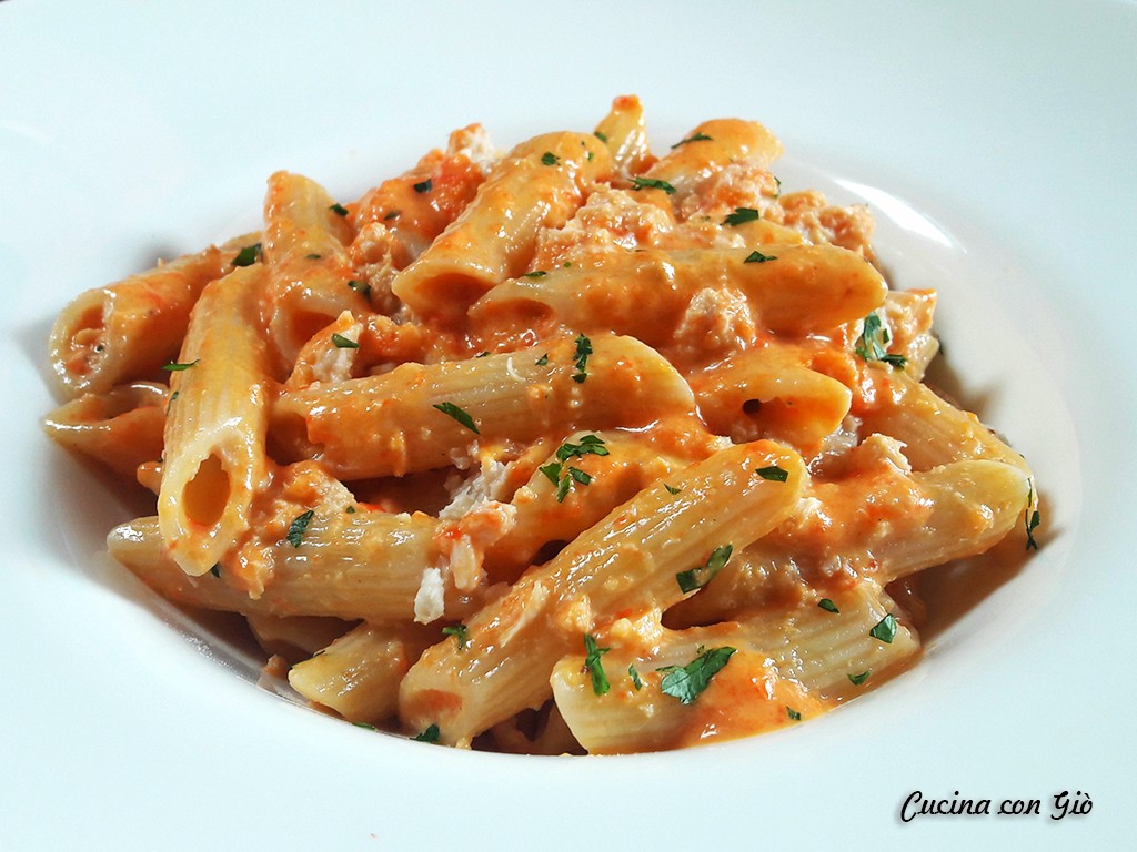 Penne con crema di peperoni, latte di cocco e polpa di granchio