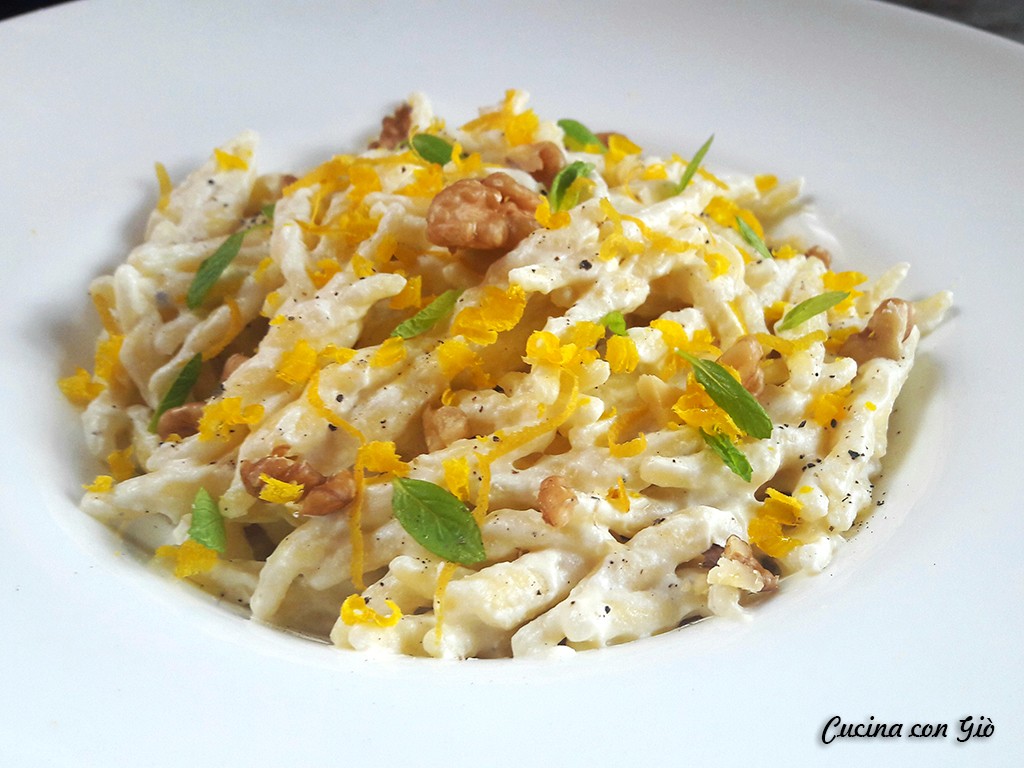 Trofie con ricotta, noci e tuorlo marinato con al profumo di menta e bergamotto