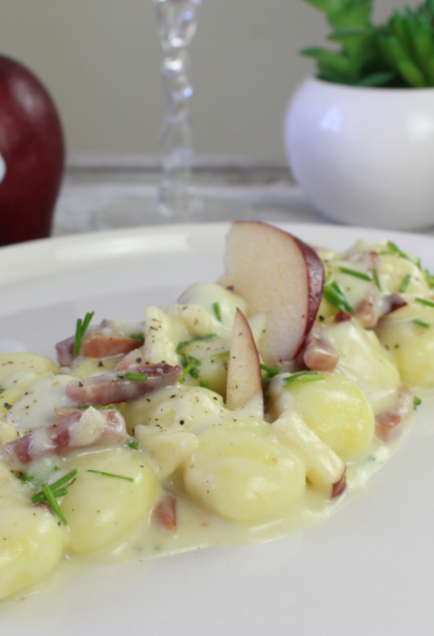 Gnocchi, fonduta al parmigiano e mele