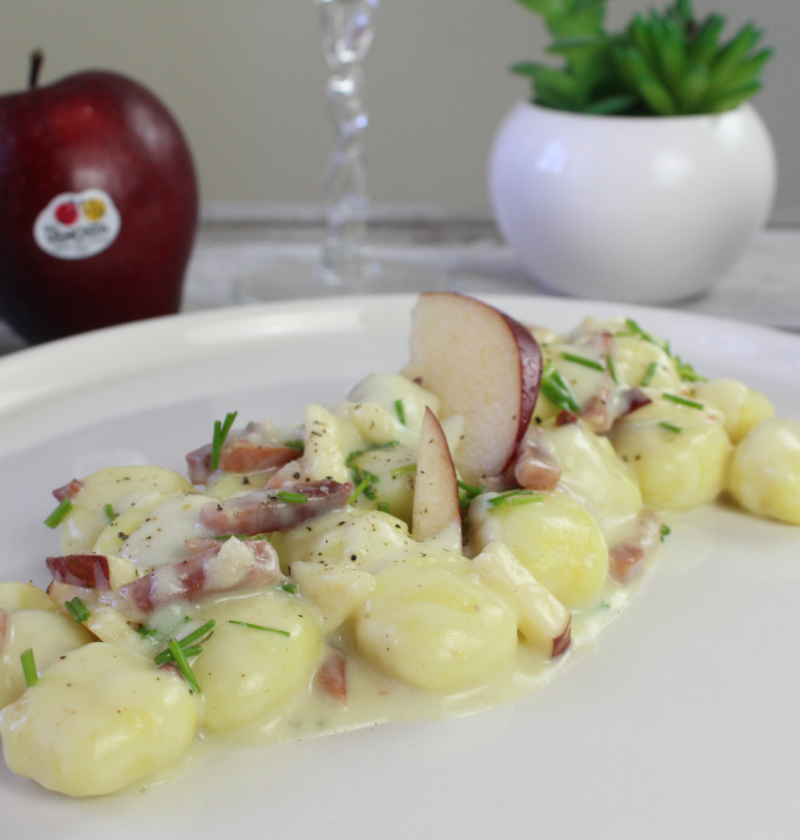 Gnocchi, fonduta al parmigiano e mele