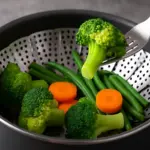 Perché le verdure al vapore perdono colore? Il trucco per mantenerle brillanti