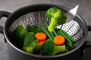 Perché le verdure al vapore perdono colore? Il trucco per mantenerle brillanti