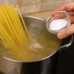 Acqua salata per la pasta: la quantità giusta che migliora la cottura