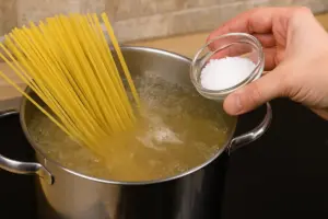 Acqua salata per la pasta: la quantità giusta che migliora la cottura