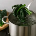 Cavolo nero amaro in cottura: il passaggio che cambia tutto prima di cucinarlo