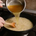 Quando aggiungere il brodo al risotto: l’intervallo che pochi rispettano davvero