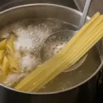 Pasta corta o lunga in ebollizione: il dettaglio che cambia la consistenza finale