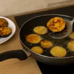 Friggere le melanzane senza ammollarle: l’effetto che non ti aspetti a fine cottura