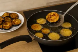 Friggere le melanzane senza ammollarle: l’effetto che non ti aspetti a fine cottura