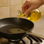 Quanto olio mettere in padella per friggere: il livello che evita sbalzi termici