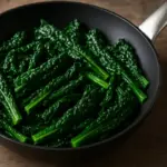 Cavolo nero in padella o al vapore: il metodo che preserva colore e consistenza
