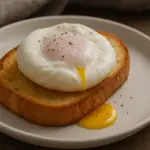 Uova in camicia su bruschetta o polenta: l’abbinamento che regge il peso senza rompersi