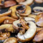 Funghi champignon in padella: come farli dorare invece di lessarli