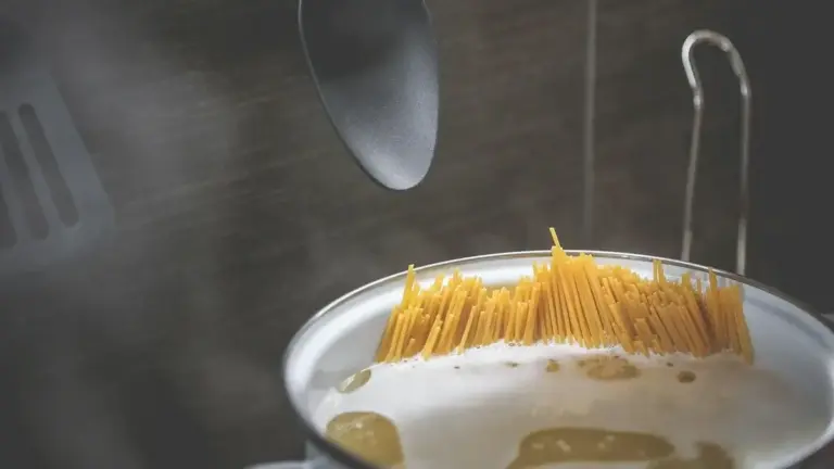 Come evitare che la pasta si attacchi durante la cottura senza aggiungere olio