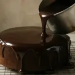 Ganache al cioccolato per coprire una torta: quando versarla per ottenere una superficie uniforme