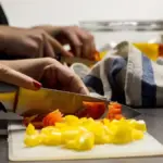 Peperoni rossi e gialli nello stesso piatto: come tagliarli per una cottura uniforme