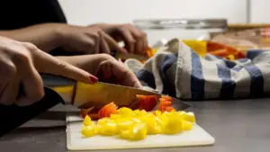 Peperoni rossi e gialli nello stesso piatto: come tagliarli per una cottura uniforme
