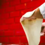 Impasto per pizza che si ritira mentre lo stendi: cosa fare prima di riprovare