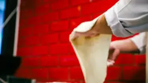 Impasto per pizza che si ritira mentre lo stendi: cosa fare prima di riprovare