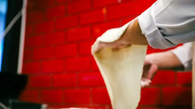 Impasto per pizza che si ritira mentre lo stendi: cosa fare prima di riprovare