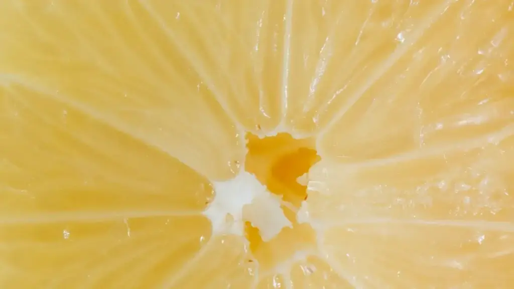 Come grattugiare la scorza di limone senza prendere la parte bianca