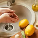 Come togliere l’odore di aglio dalle mani dopo averlo tritato