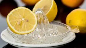 Limone tagliato a metà: come conservarlo senza far seccare la polpa