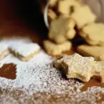 Glassa con zucchero a velo: come regolare la consistenza per decorare i biscotti