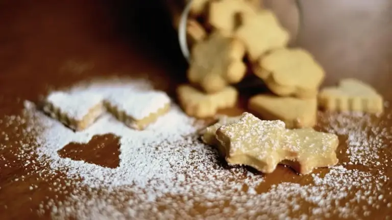 Glassa con zucchero a velo: come regolare la consistenza per decorare i biscotti