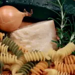 Pasta con zucchine e pangrattato tostato: ricetta veloce in padella