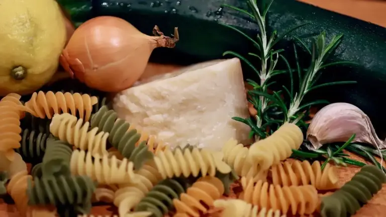 Pasta con zucchine e pangrattato tostato: ricetta veloce in padella