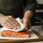 Salmone in padella con la pelle: come cuocerlo senza farlo attaccare