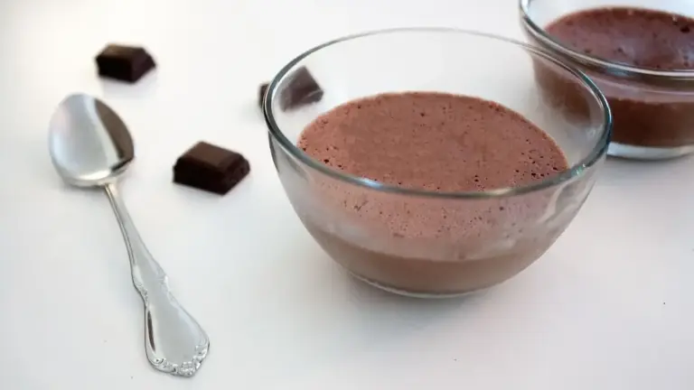 Mousse al cioccolato senza uova: ricetta con panna e cioccolato fondente