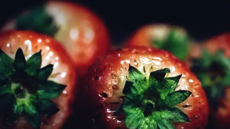 Fragole fresche: come lavarle e togliere il picciolo senza rovinarle