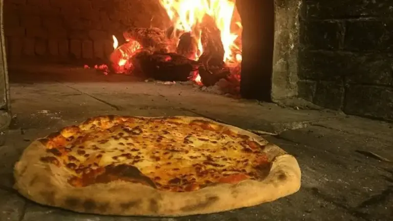 Pizza siciliana: ingredienti, impasto e interpretazioni locali