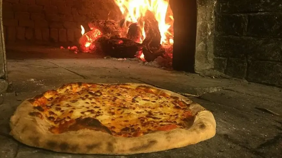 Pizza siciliana: ingredienti, impasto e interpretazioni locali